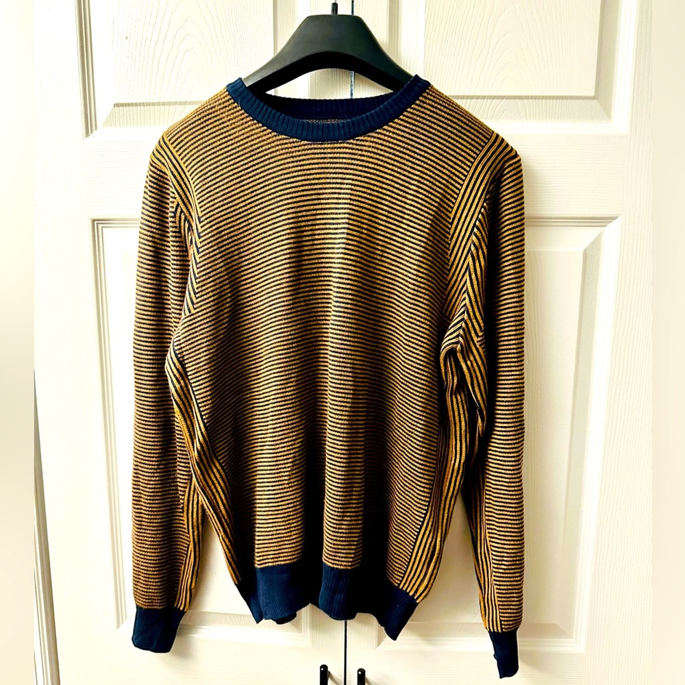 Like new stripped sweater. Size XL